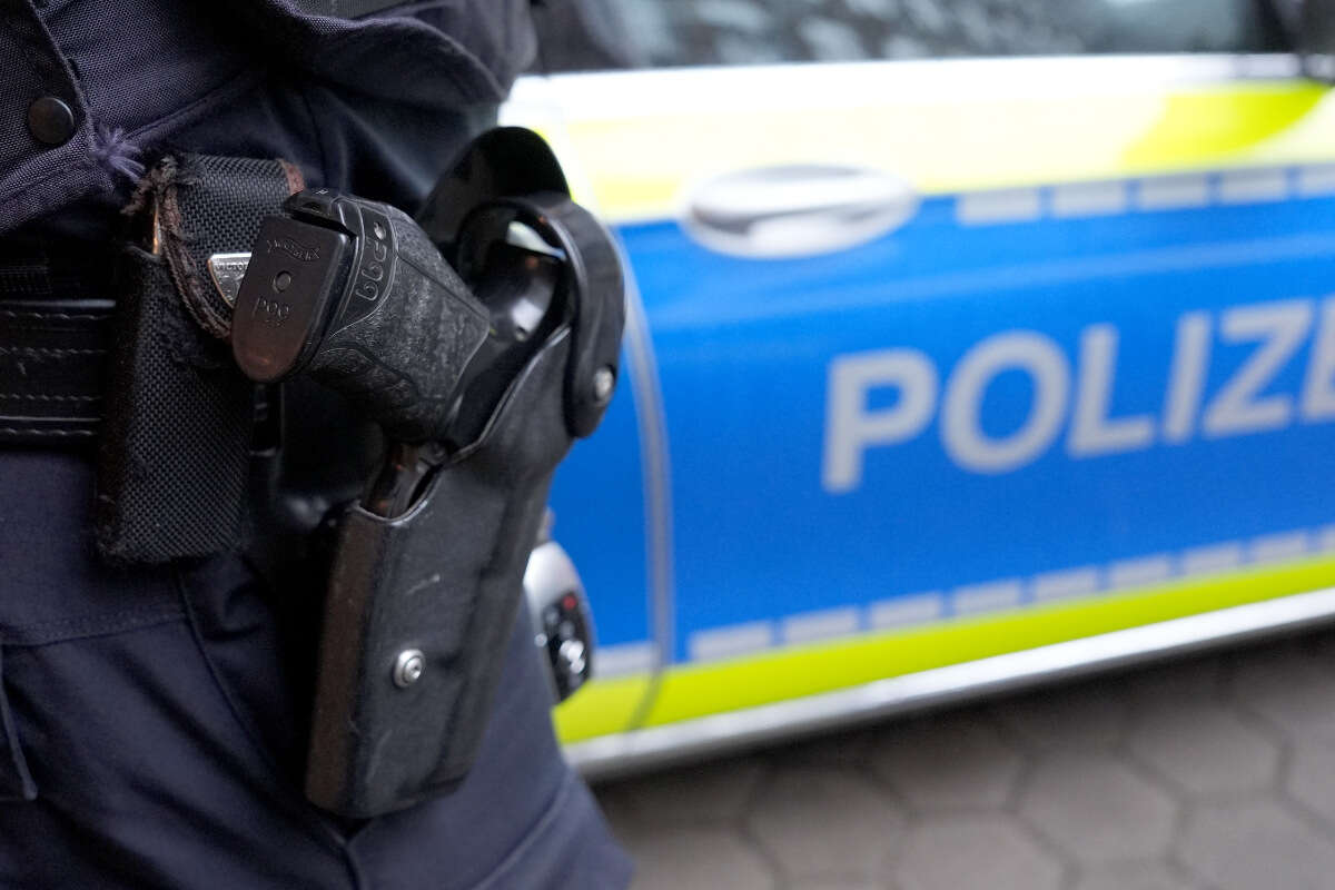 Schulen nach Droh-Mails geschlossen: Polizei durchsucht Gebäude