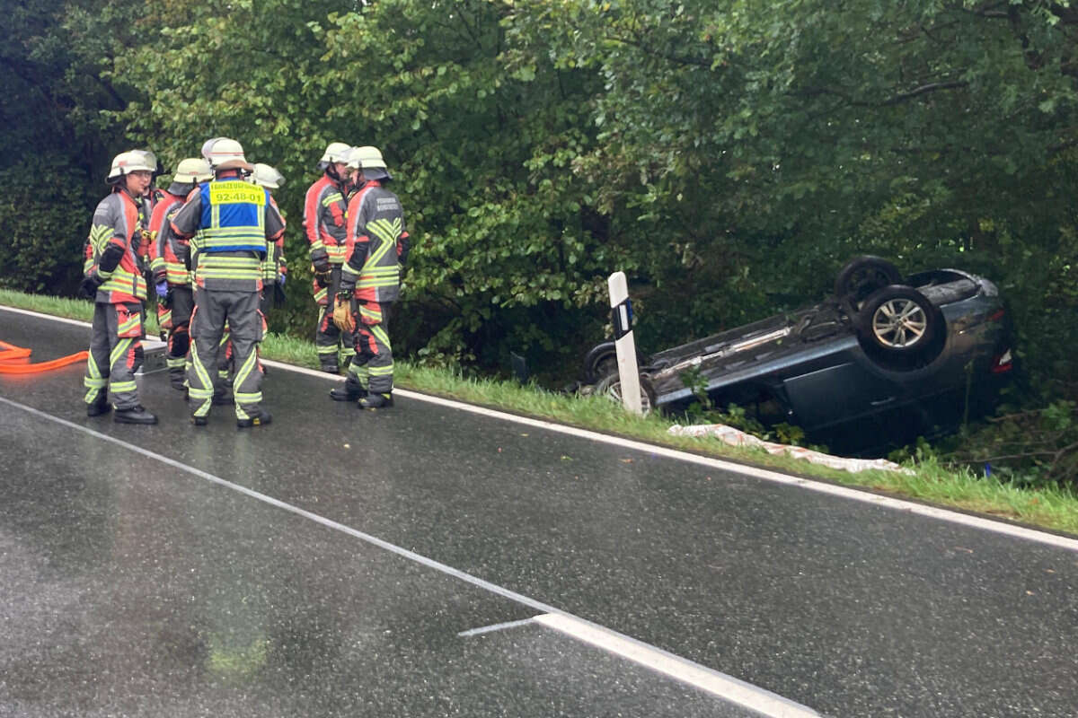 Dramatischer Unfall bei Hamburg: Ersthelferin befreit Frau und Hund aus Wagen