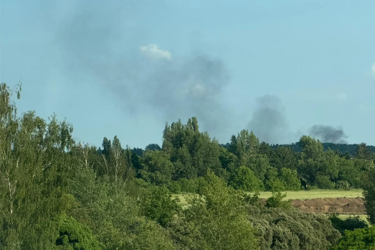Rauchwolke am Himmel: Brand in Lagerhalle löst stundenlangen Feuerwehreinsatz aus