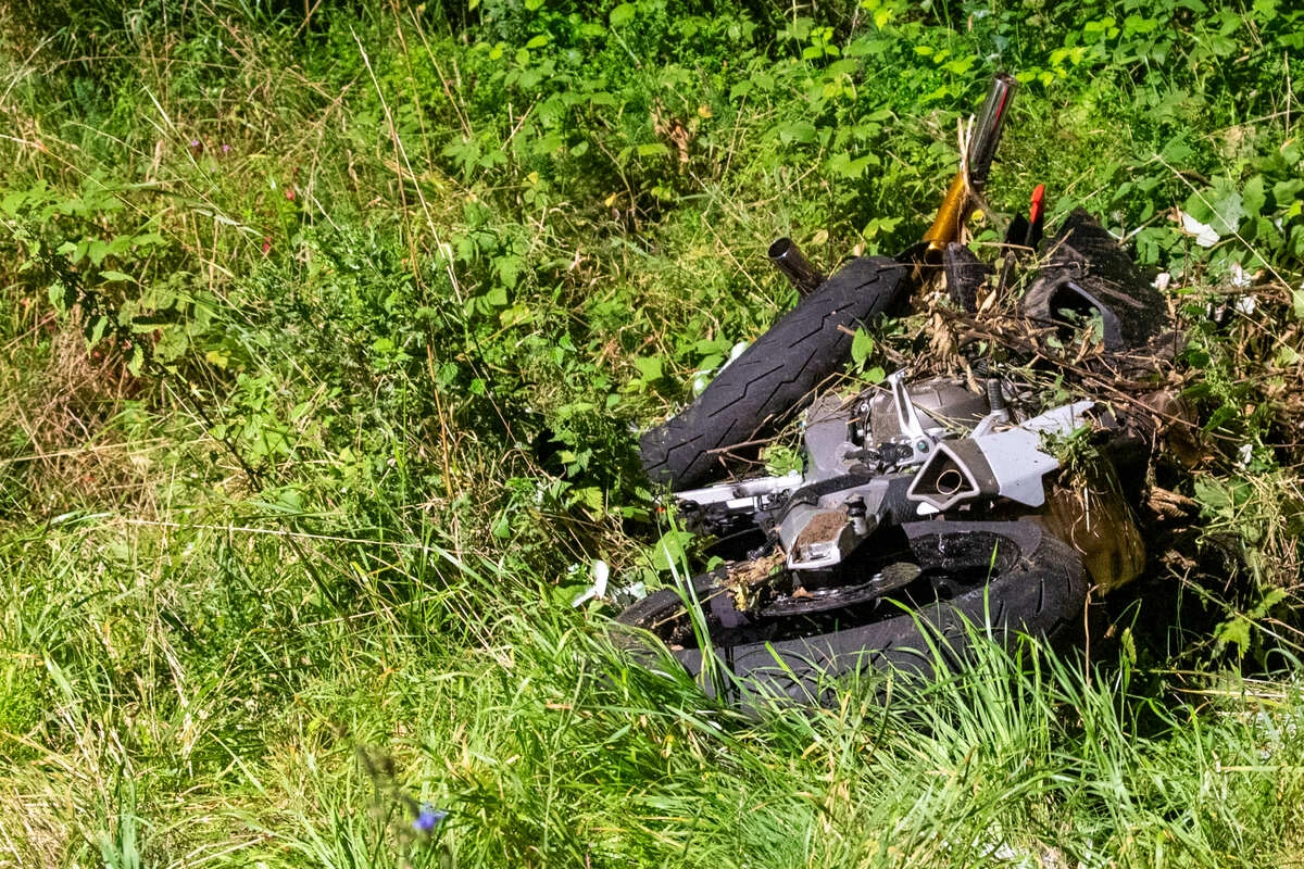 Unfall-Drama auf Bundesstraße: 26-jähriger Biker stirbt vor den Augen seiner Angehörigen