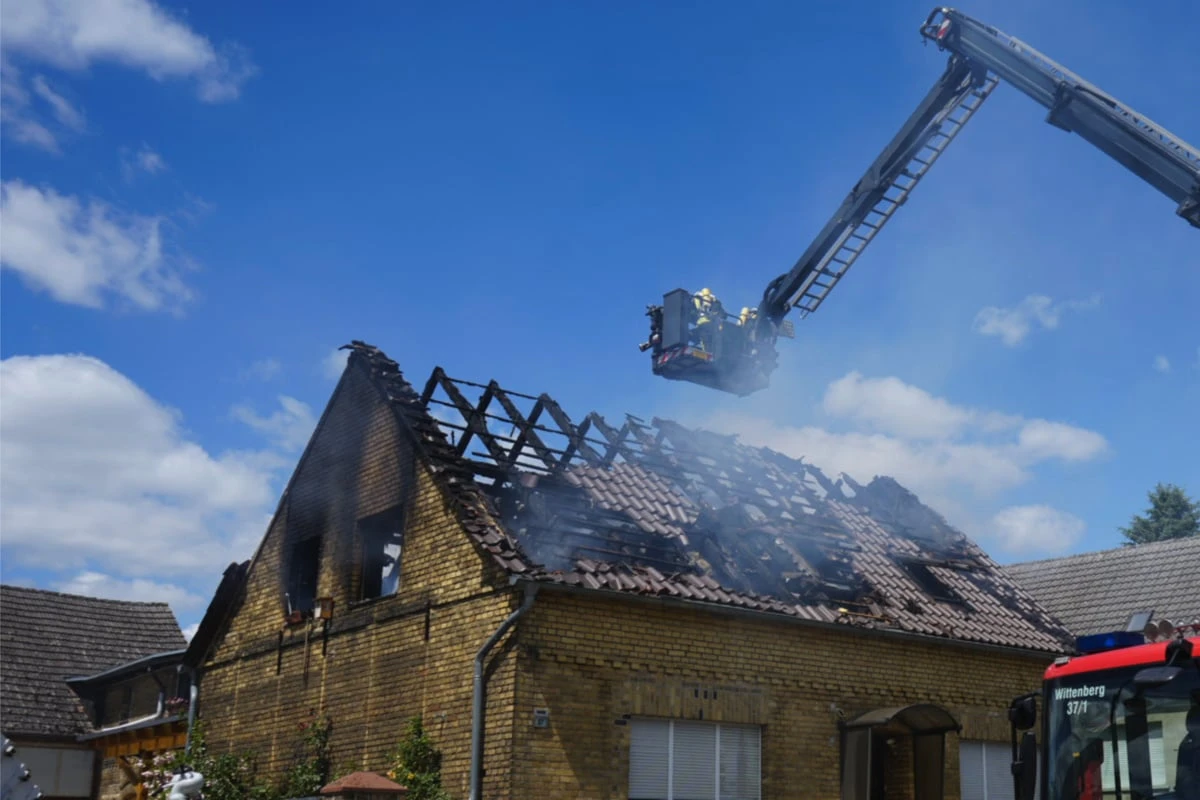 Totalschaden: Brand in Einfamilienhaus breitet sich rasend schnell aus