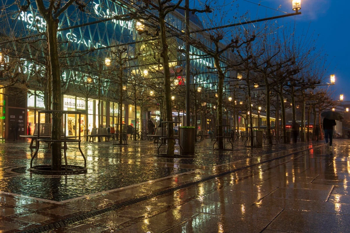 Mitten in Frankfurt! Mann auf Zeil mit Machete schwer am Kopf verletzt