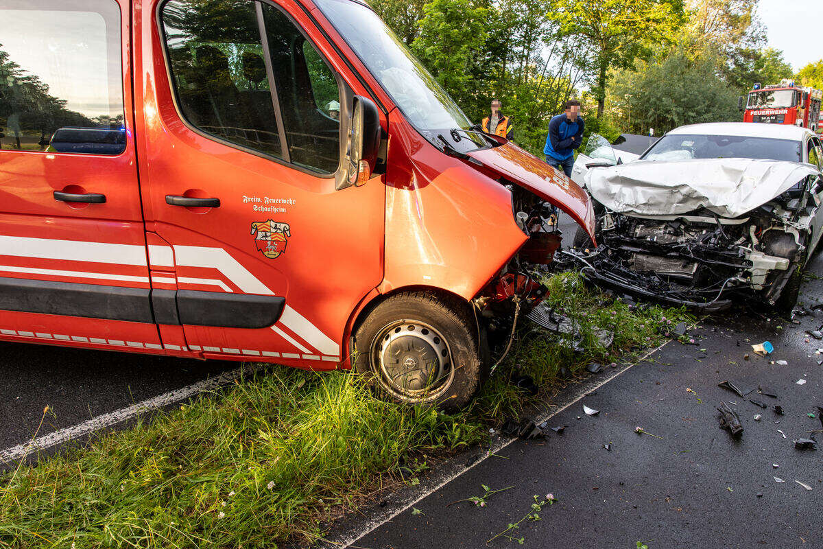 VW kracht frontal in Feuerwehrauto: sechs Personen teils schwer verletzt!