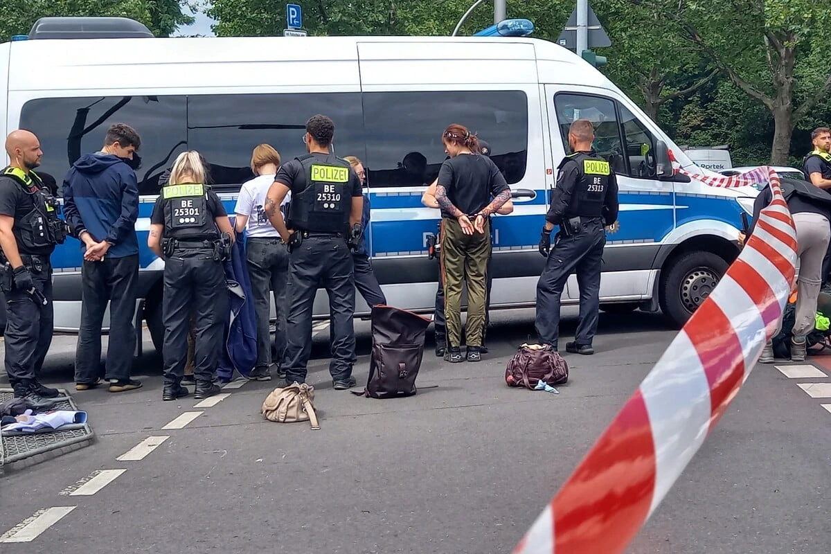 Erneuter Protest vor Rheinmetall-Fabrik: Polizei greift bei Blockade ein