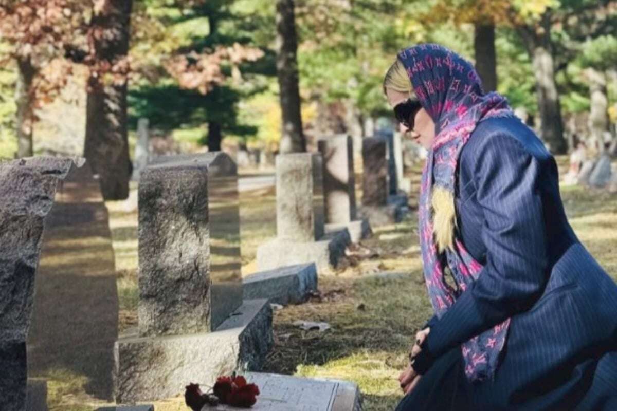 Ungewohnt zugeknöpft: Darum kniet Popstar Madonna auf dem Friedhof