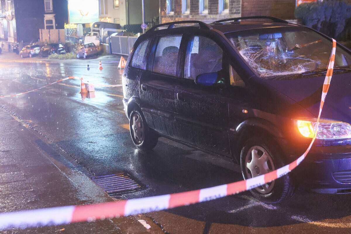 Senior quert unvermittelt die Straße und wird von Auto erwischt - Lebensgefahr!