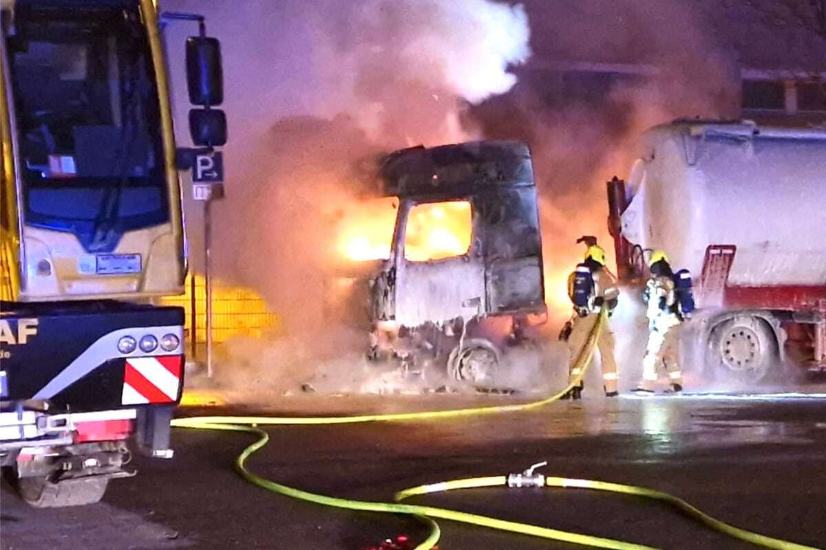 Großeinsatz der Feuerwehr: Lkw brennt in Hohenschönhausen lichterloh!