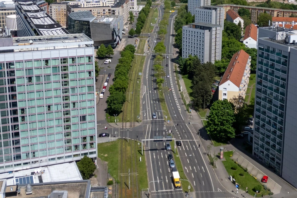 Junger Mann in Dresdner Innenstadt beraubt: Täter attackiert Opfer mit Glasflasche