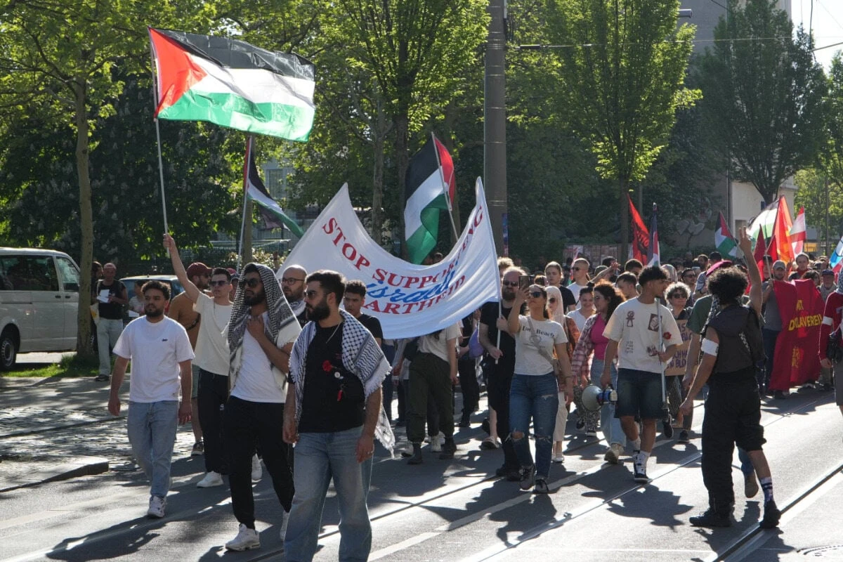 Bei Mai-Demo: Pro-Palästinenser greifen SPD-Büro mit Farbbeutel an, Polizist ebenfalls getroffen