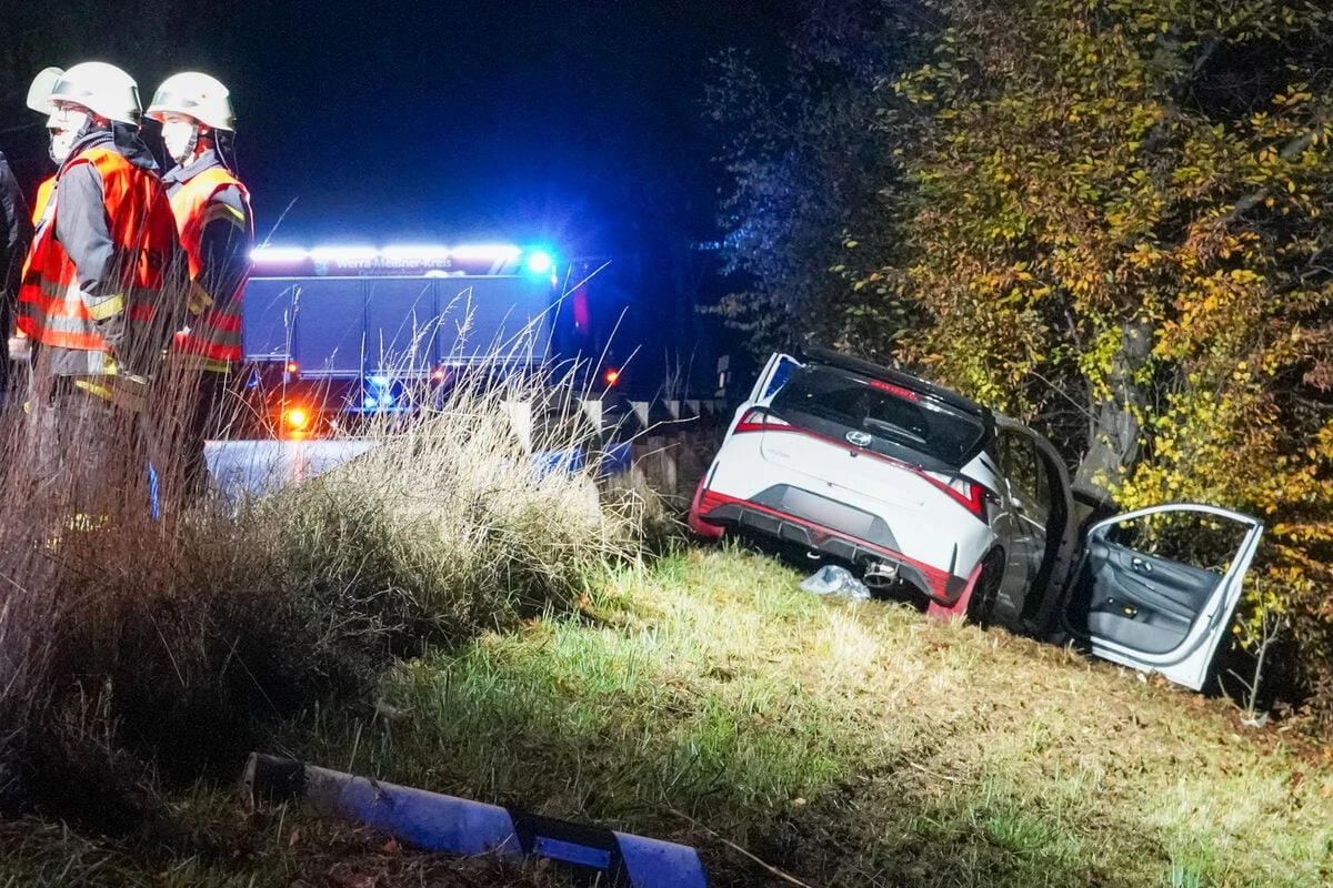 Hyundai kracht gegen Baum: Zwei Verletzte in Nordhessen