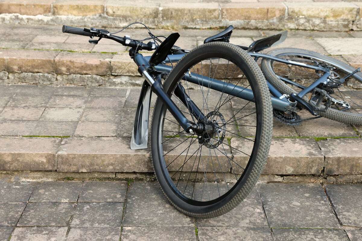 Ermittler rätseln! 18-Jähriger stürzt mit Fahrrad, kurze Zeit später ist er tot!