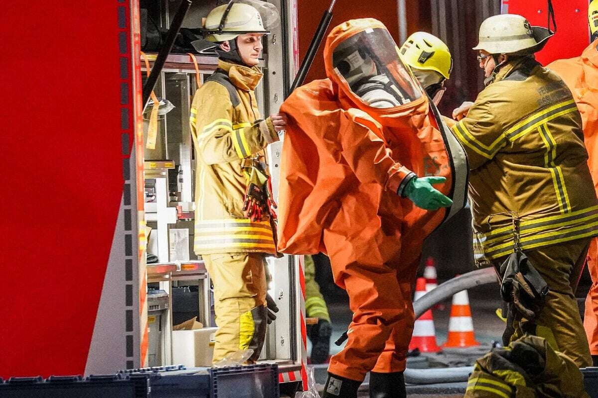 Ätzende Flüssigkeit? Feuerwehr rückt zu Gefahrgut-Einsatz in Magdeburg aus