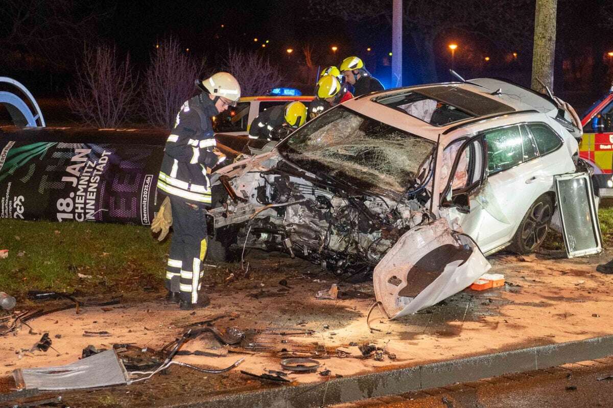 Trümmerfeld im Leipziger Osten: Betrunkener Autofahrer mäht Litfaßsäule um