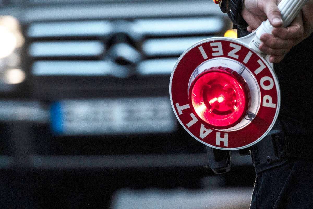 Filmreife Flucht: Gesuchter Mann rammt Einsatzwagen, Polizistin rettet sich mit Sprung