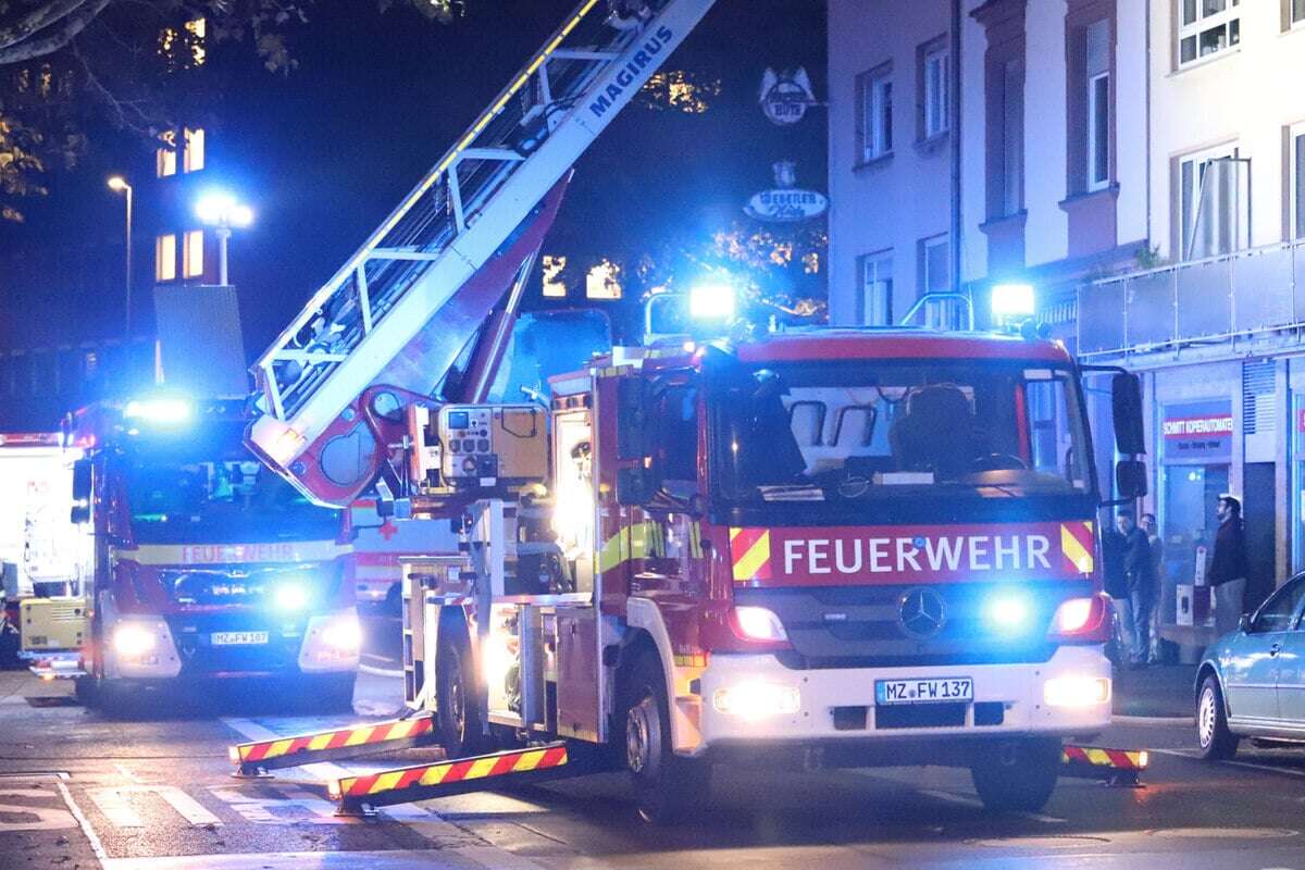 Frau nach Wohnungsbrand in Lebensgefahr: Ein Nachbar versuchte noch, sie zu retten