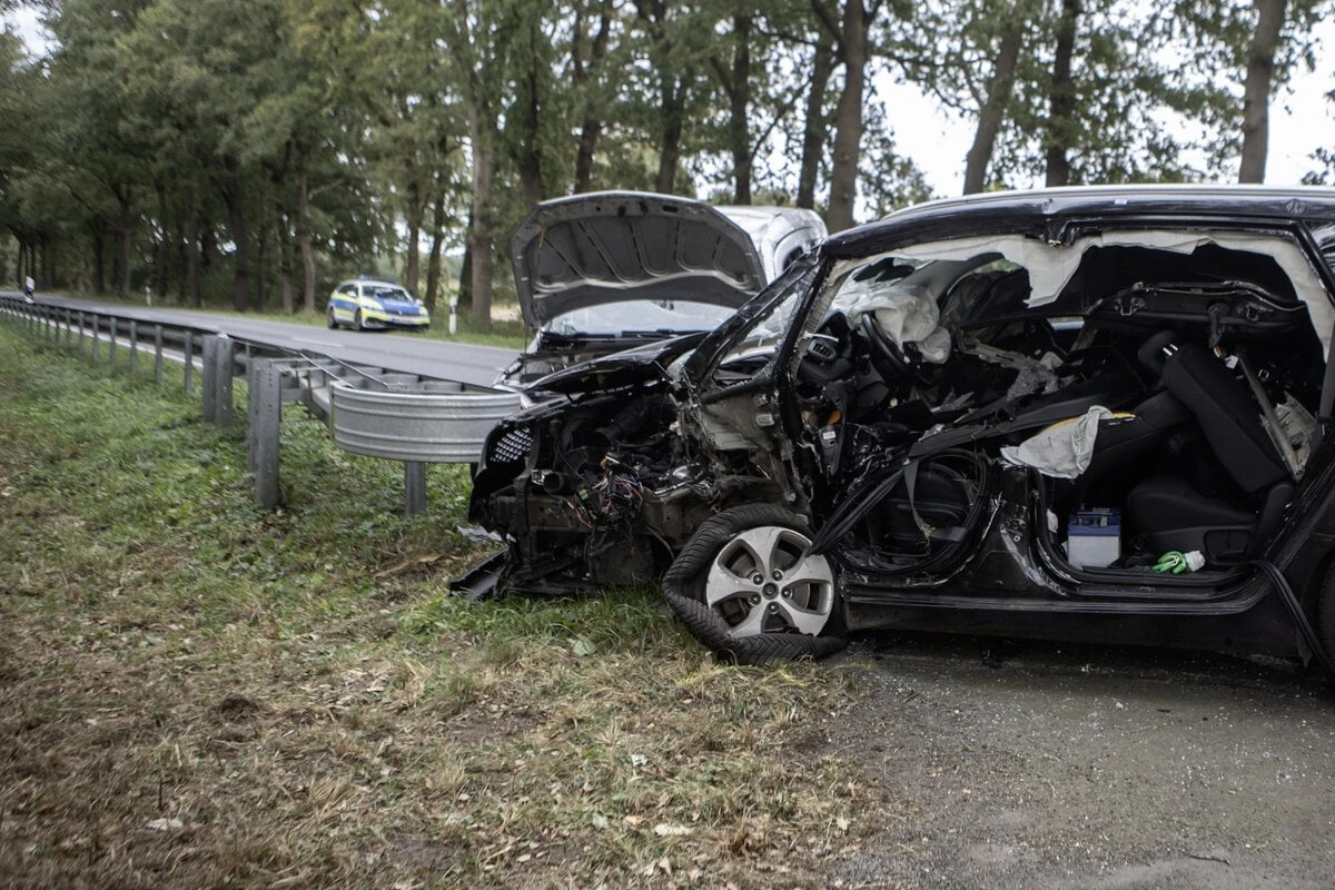 Unfall mit vier Autos und Laster: Fünf Personen bei Crash auf Bundesstraße verletzt