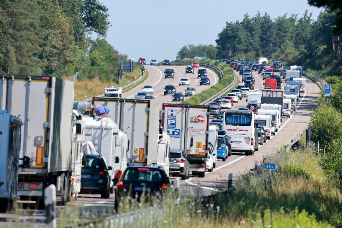 Zum Ferienbeginn wird's eng: ADAC warnt vor langen Staus