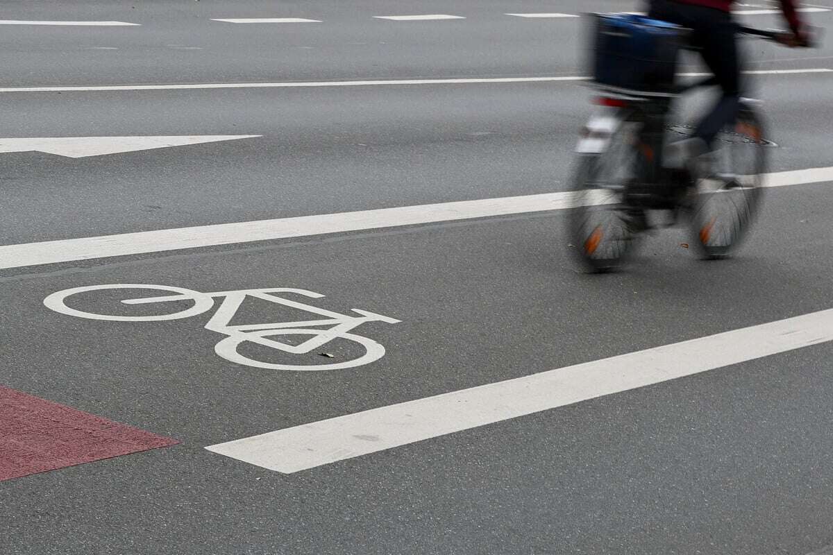 Frau in Leipzig bei Handtaschenraub verletzt: Polizei sucht Radler mit blauer Bommelmütze!