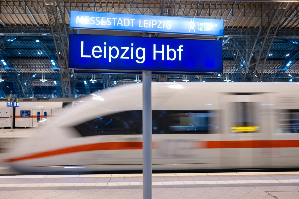 Beim Schwarzfahren erwischt: 33-Jähriger flüchtet über Gleise und landet hinter Gittern