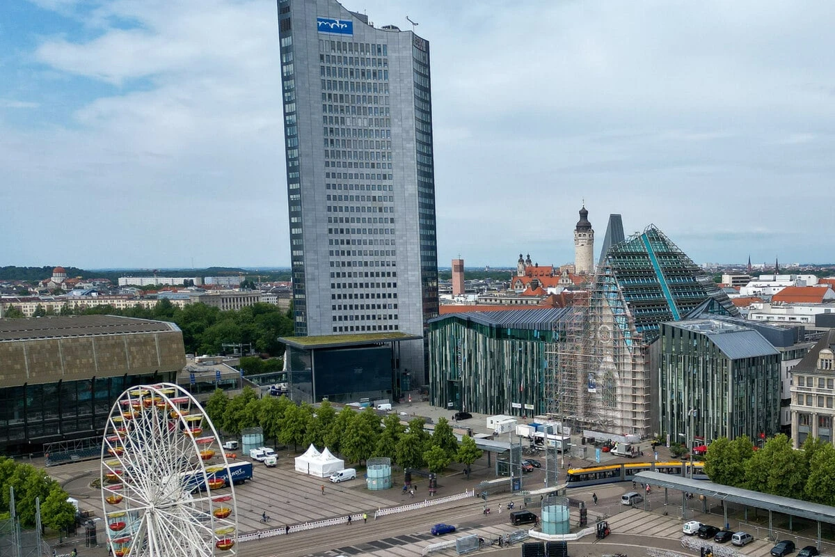 BMW kracht in Tiefgarage am Leipziger Augustusplatz gegen Audi: Zwei Verletzte