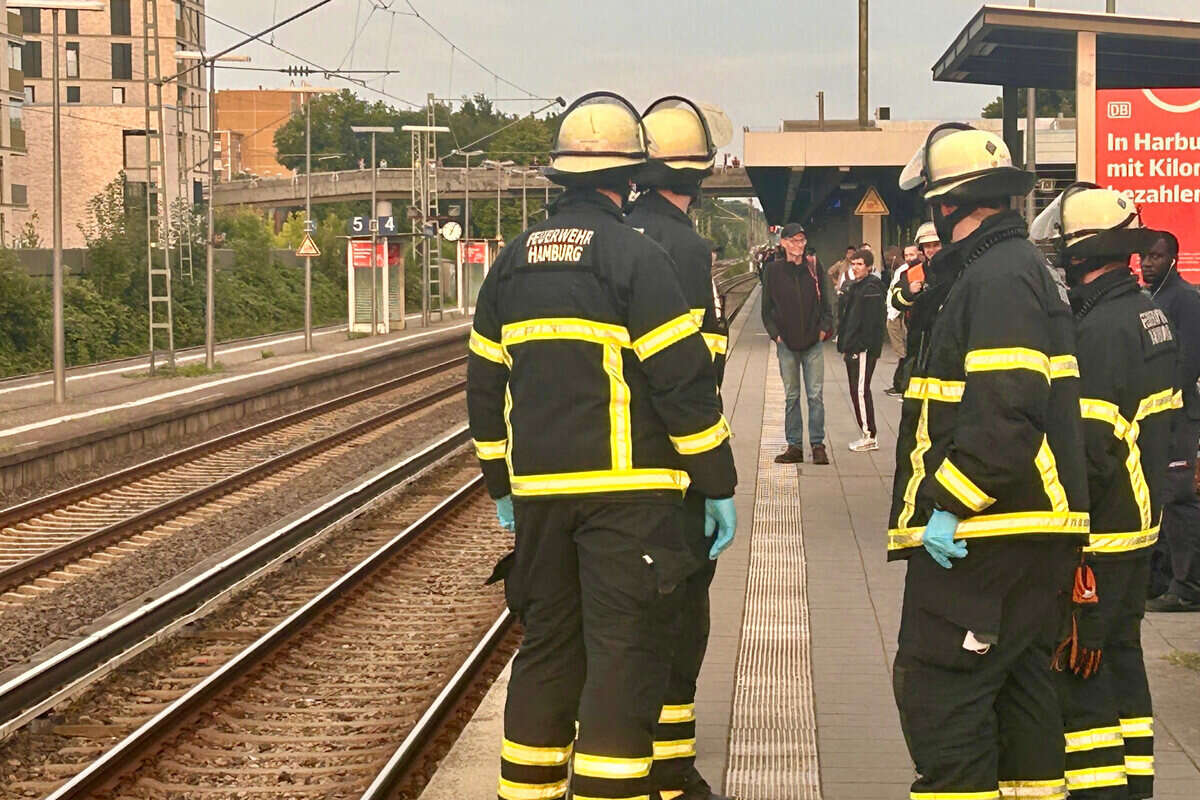 S-Bahn bleibt liegen und sorgt für Chaos: Feuerwehr vor Ort im Einsatz