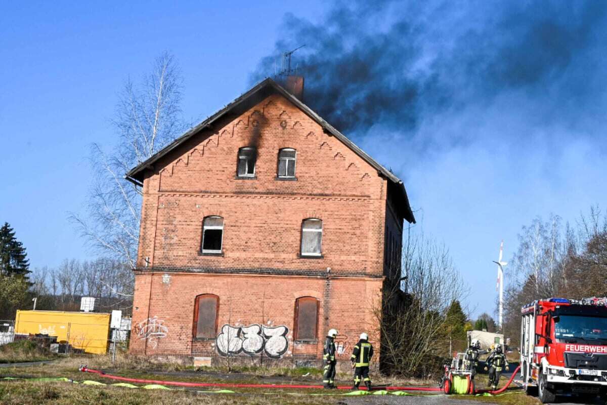 Schwarzer Rauch: Brand auf ehemaligem Bahnhofsgelände