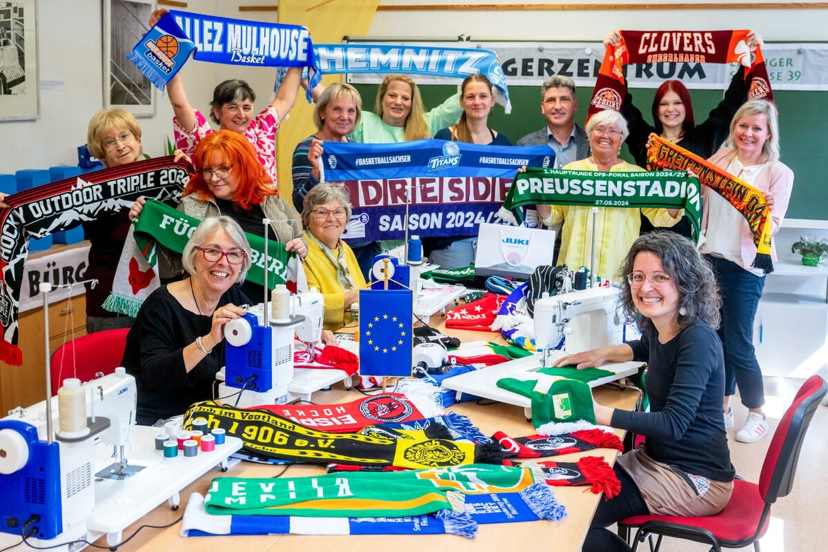 Chemnitzer Näherinnen machen aus neun Fanschals einen