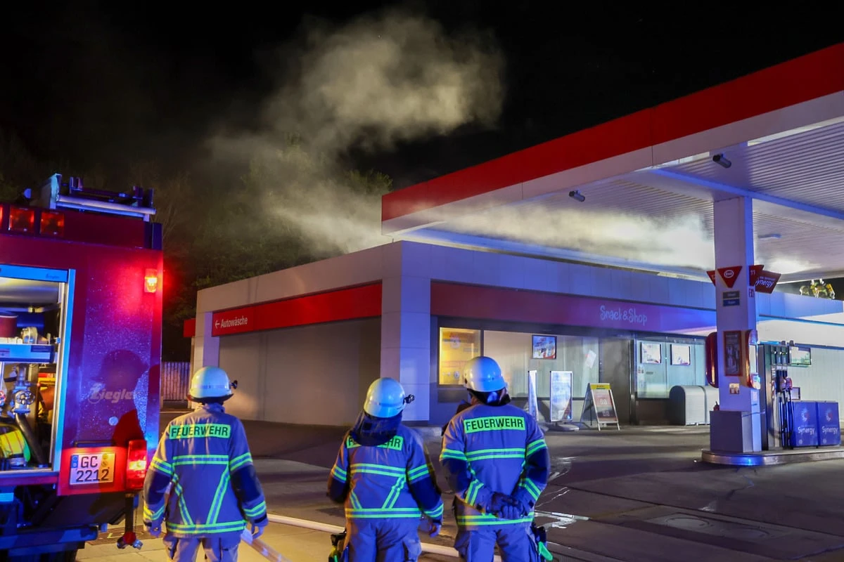 Feuer in Tankstelle: Brand in Nebenraum ausgebrochen