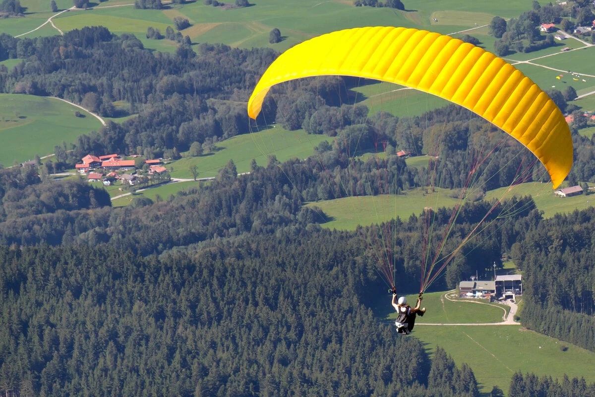 Wind dreht plötzlich: Gleitschirm-Pilot stürzt ab und landet in Baumkrone