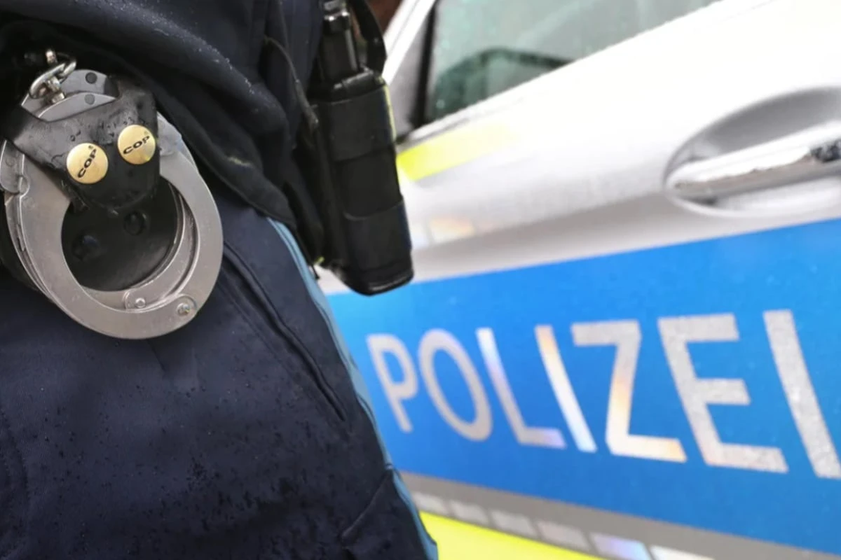 Chemnitz: Betrunkener pinkelt auf Straße und beleidigt Polizisten