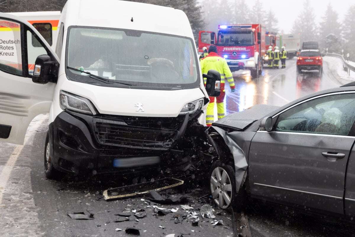 Frontalcrash auf glatter Straße: 64-Jähriger schwer verletzt