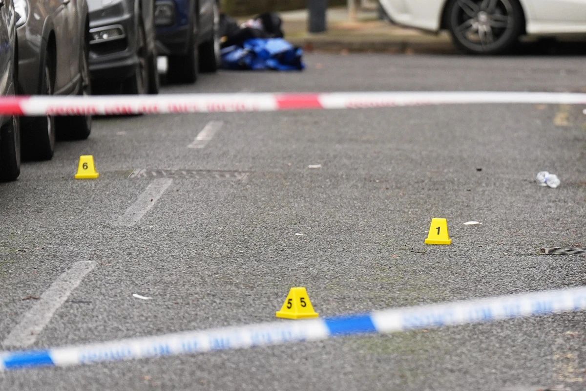 Streit eskaliert vor Discounter: Mann (30) mit Messer in den Hals gestochen