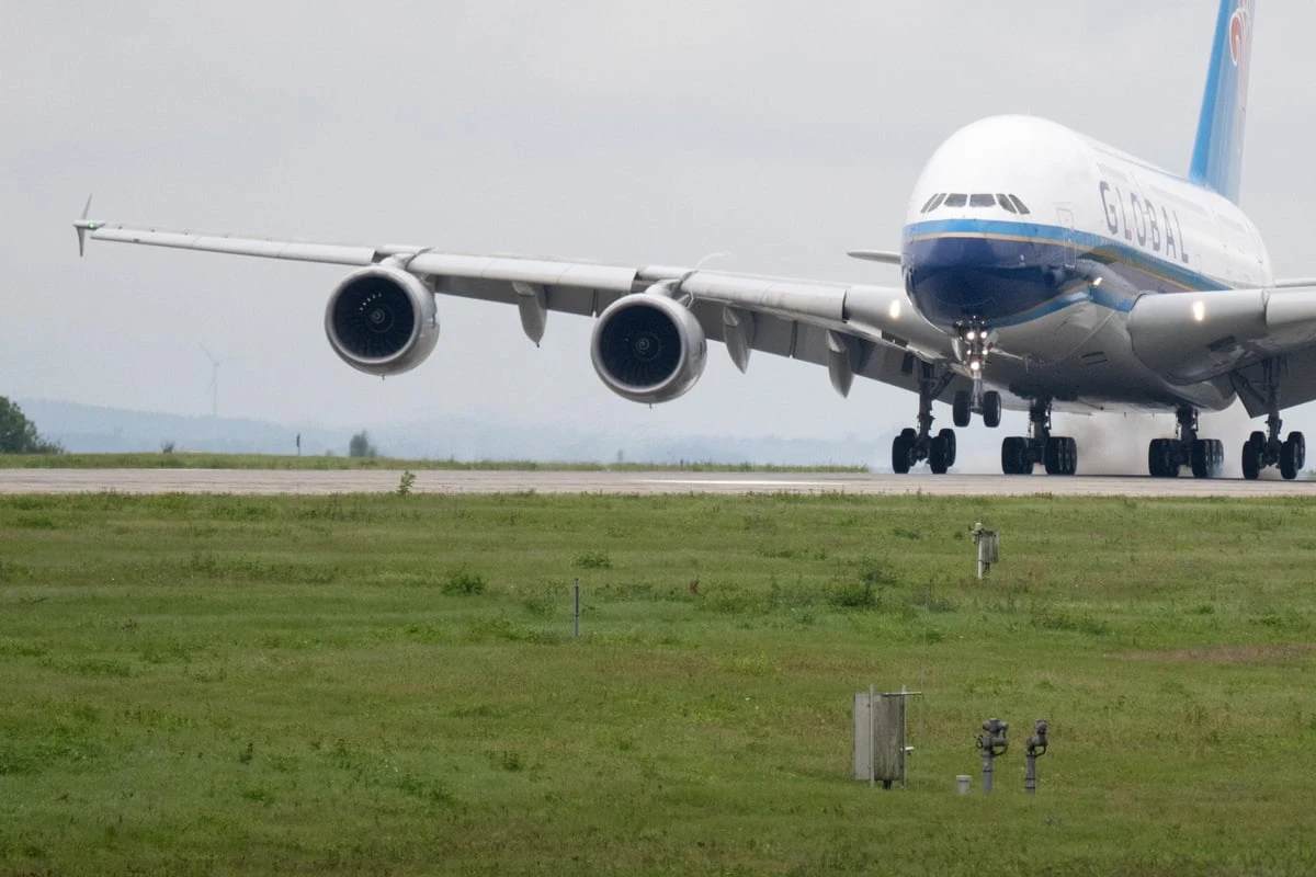 Weltgrößtes Passagierflugzeug: A380 landet am Flughafen Dresden - mit Verspätung