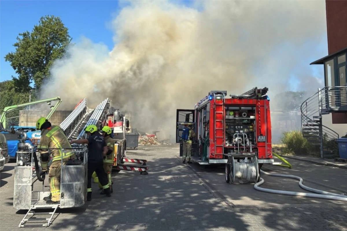 Brand auf Recyclinghof: Große Rauchsäule über Reinickendorf