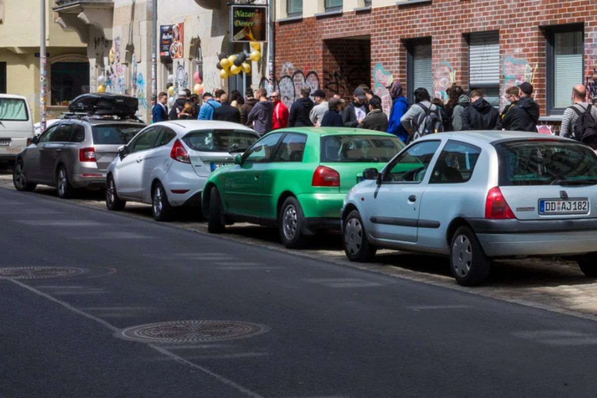 Warum stehen die Menschen hier in der Dresdner Neustadt Schlange?