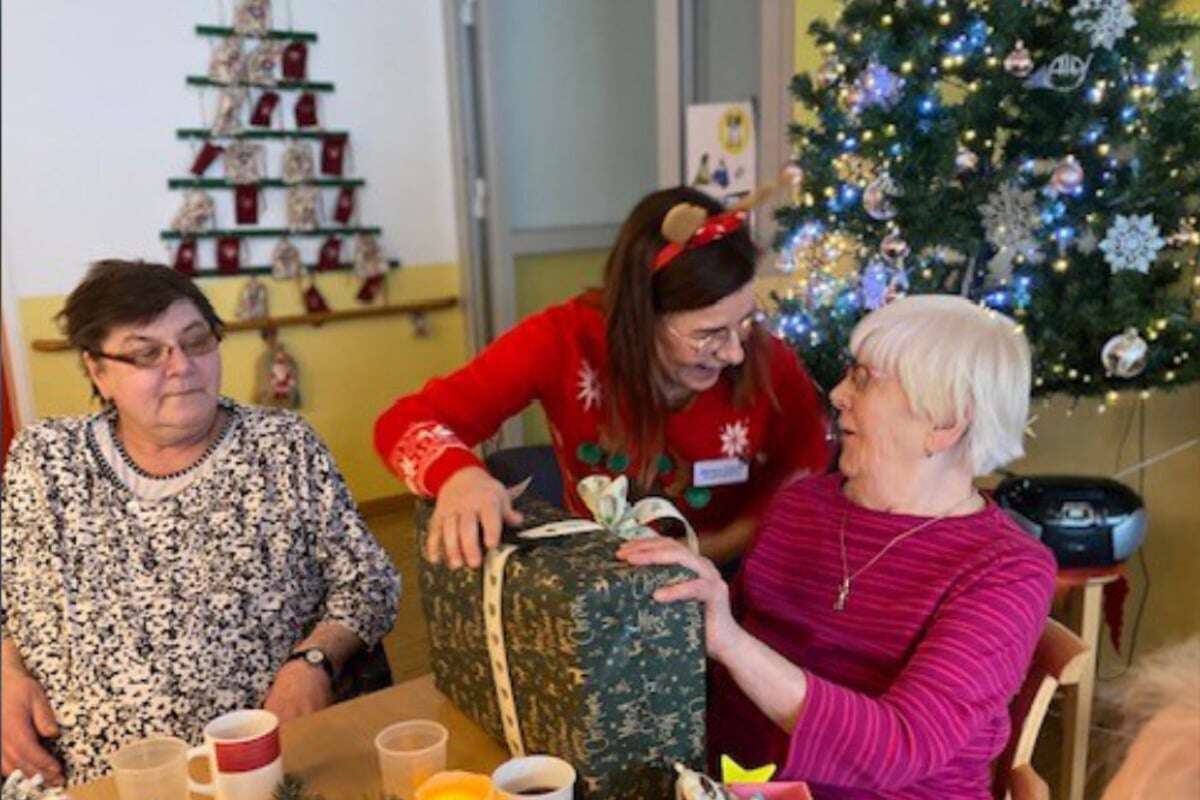 Weihnachtswunder im Altenheim: Fremde erfüllen Wünsche der Bewohner!