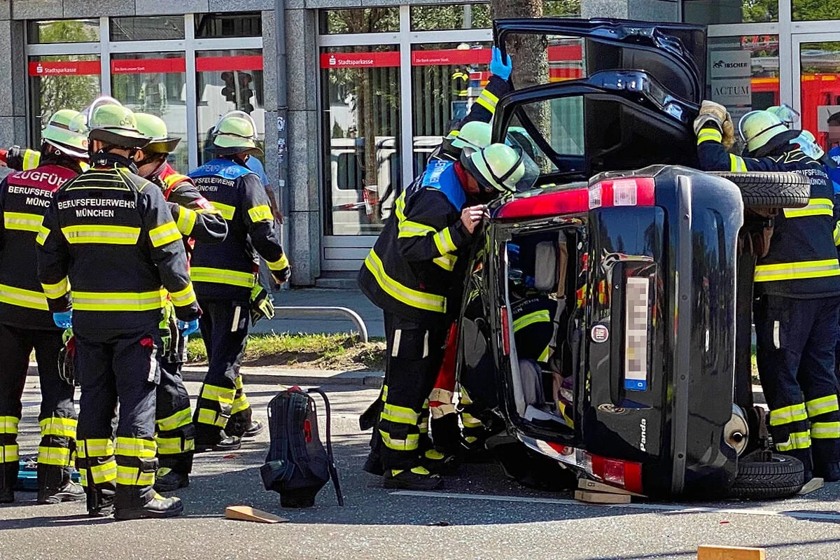 Heftiger Unfall in München: Seniorin in Fiat gefangen, mehrere Verletzte