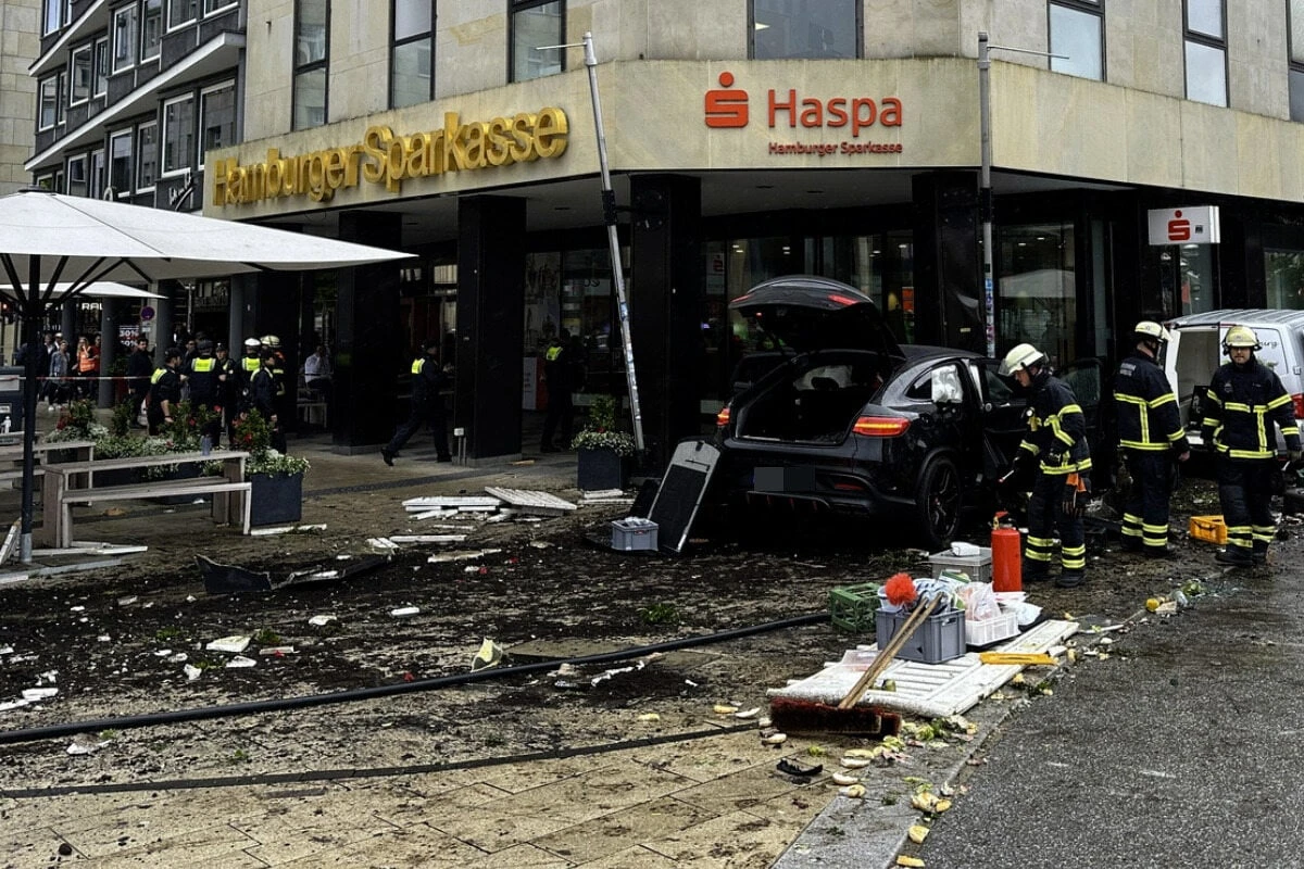 Mercedes rast in Haspa-Filiale: Verursacher kommt straffrei davon
