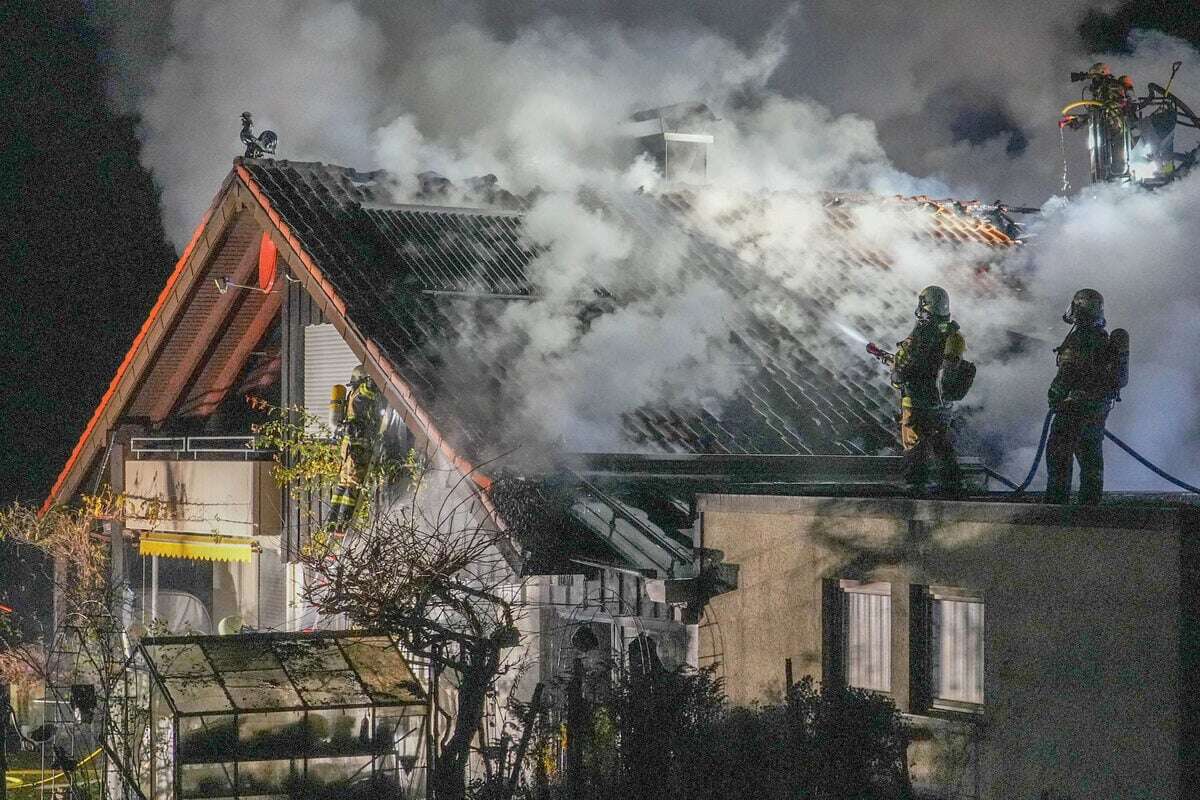 VW brennt: Kurz darauf geht ganzes Wohnhaus in Flammen auf!