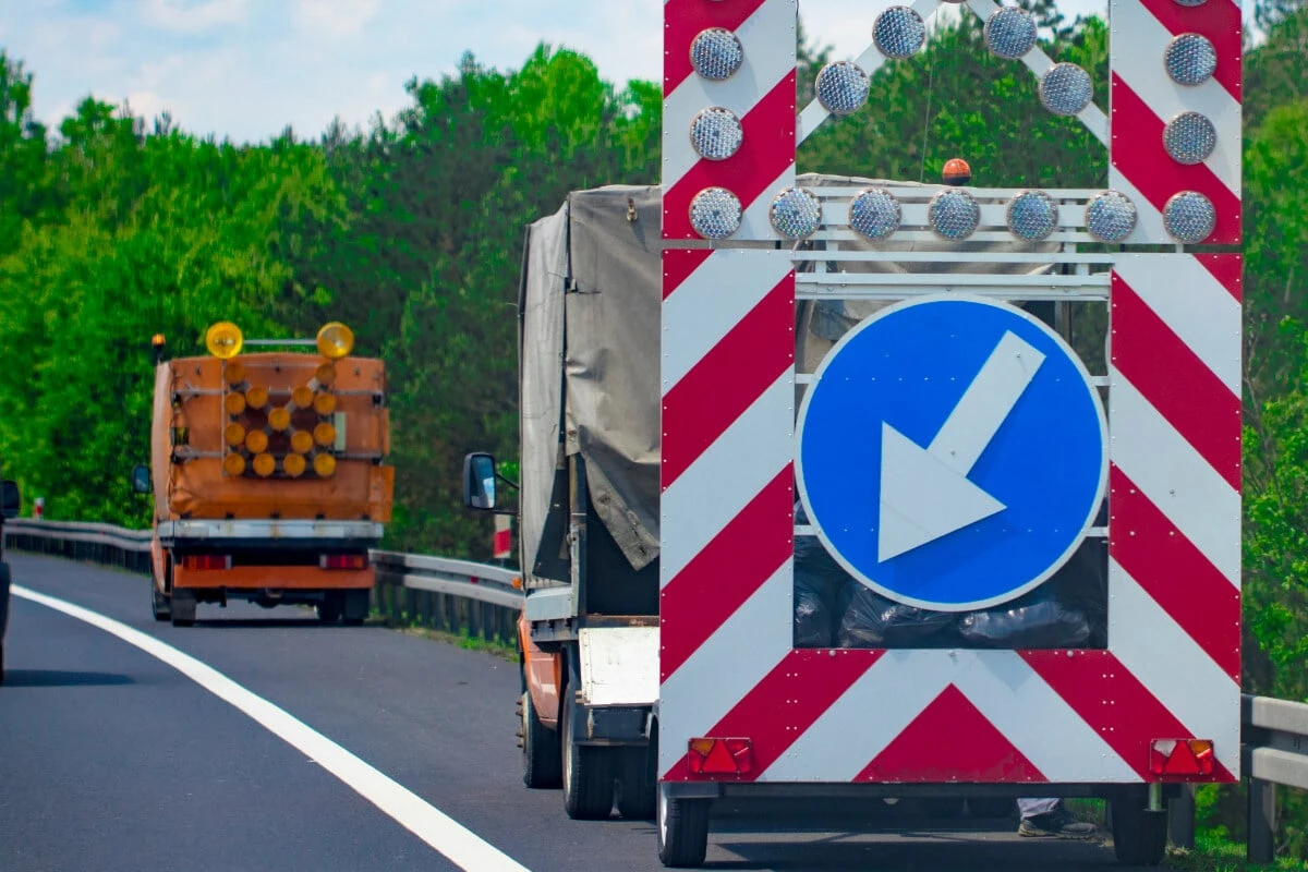 Lkw rast auf A9 in Schilderwagen: Fahrer schwer verletzt, sechsstelliger Schaden