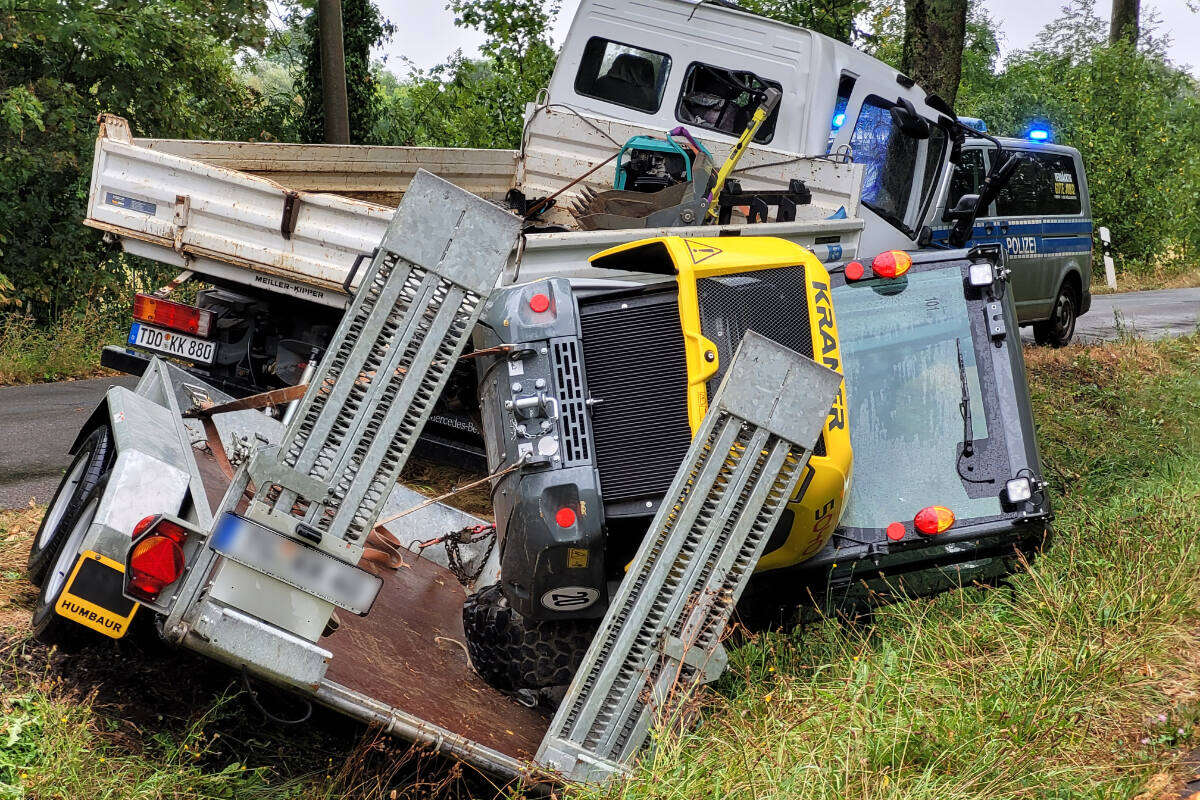 Crash im Leipziger Osten: Laster kracht gegen Baum, Radlader kippt in Graben