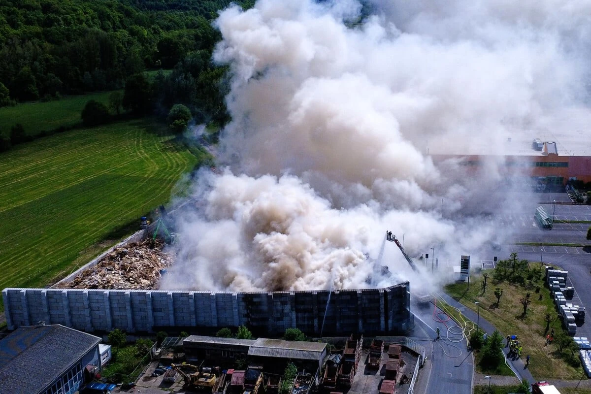Feuerwehr-Großeinsatz bei Wertstoffhof: Zwei Personen verletzt