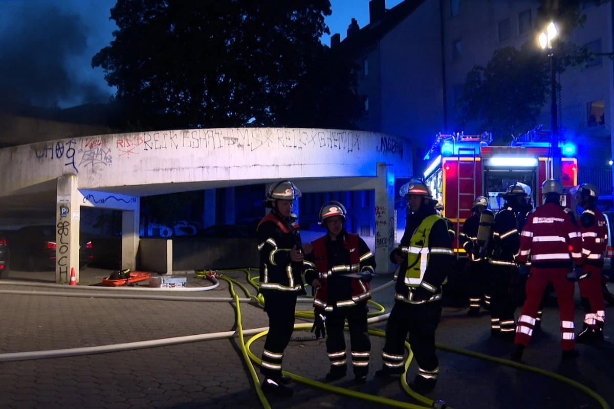 Großeinsatz auf der Reeperbahn! Fahrzeuge brennen in Tiefgarage