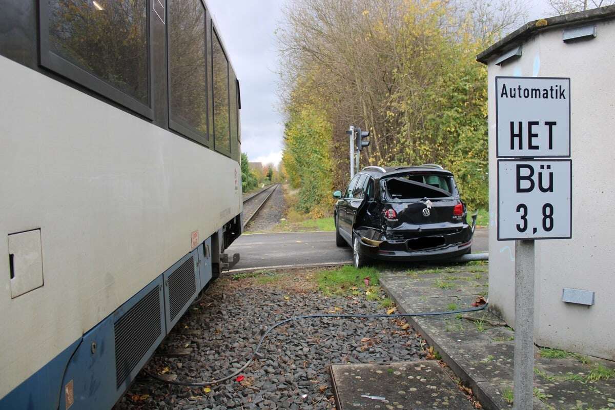 Autofahrerin fährt bei Rot über Bahnübergang: Zug erfasst Rentnerin trotz Notbremsung