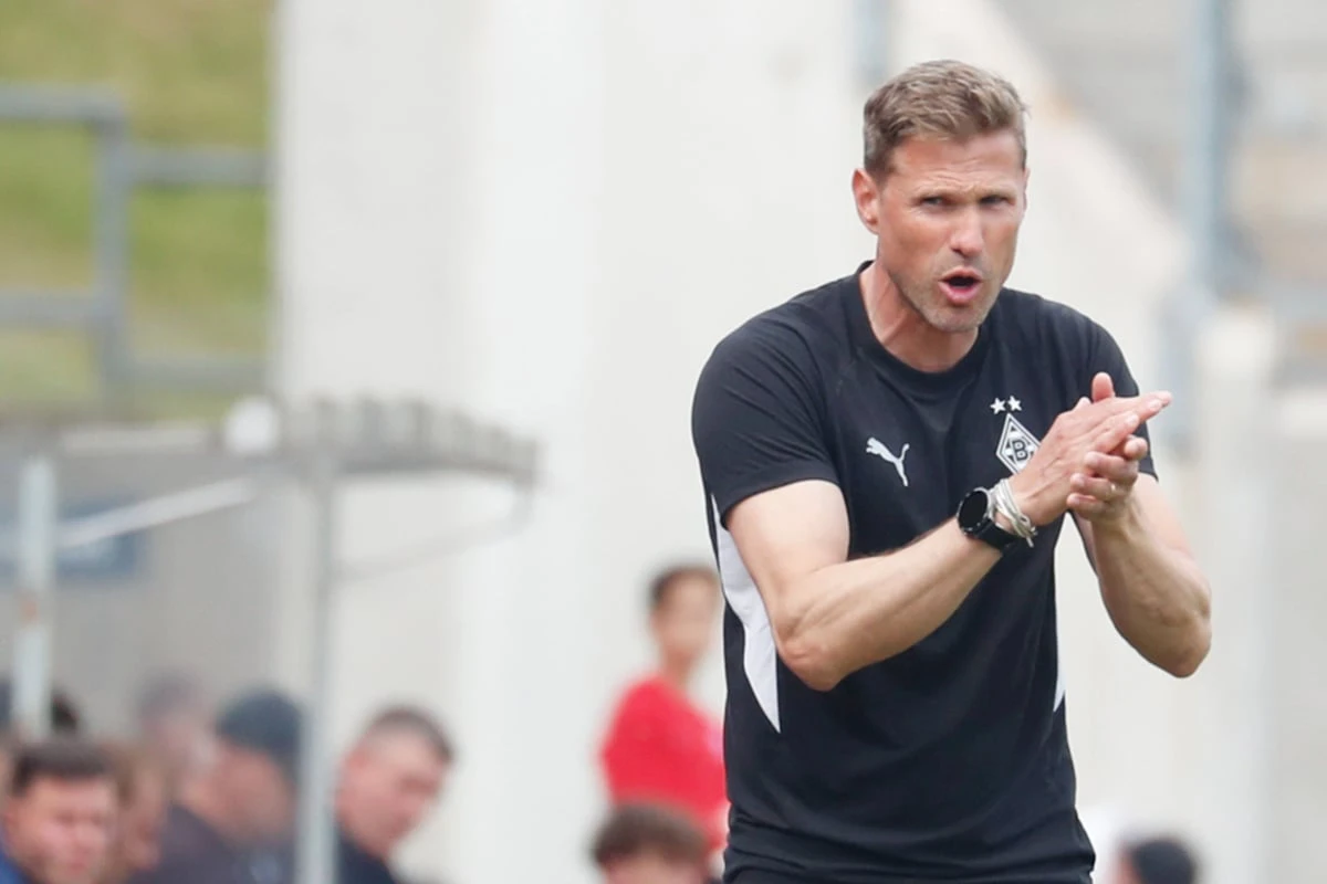Er muss große Fußstapfen füllen! Zweitligist präsentiert überraschenden neuen Trainer