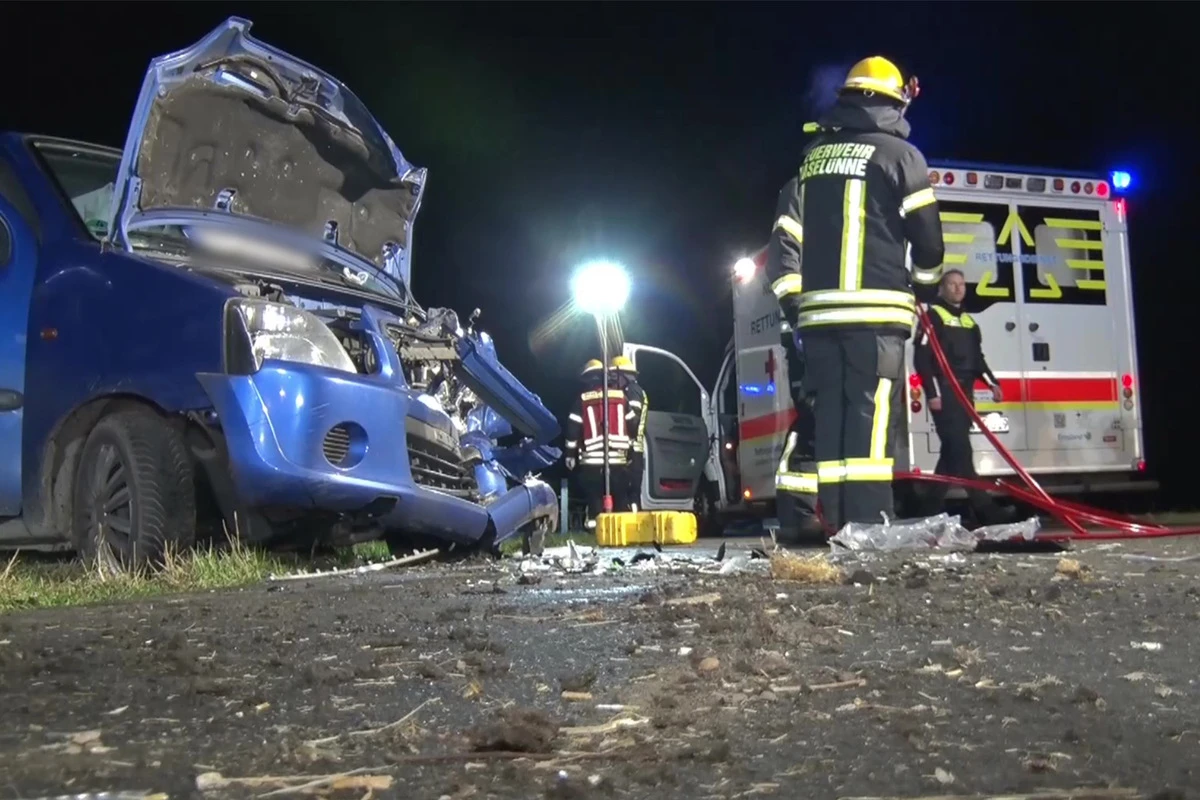 Mann kracht mit Wagen in Radlader und wird schwer verletzt
