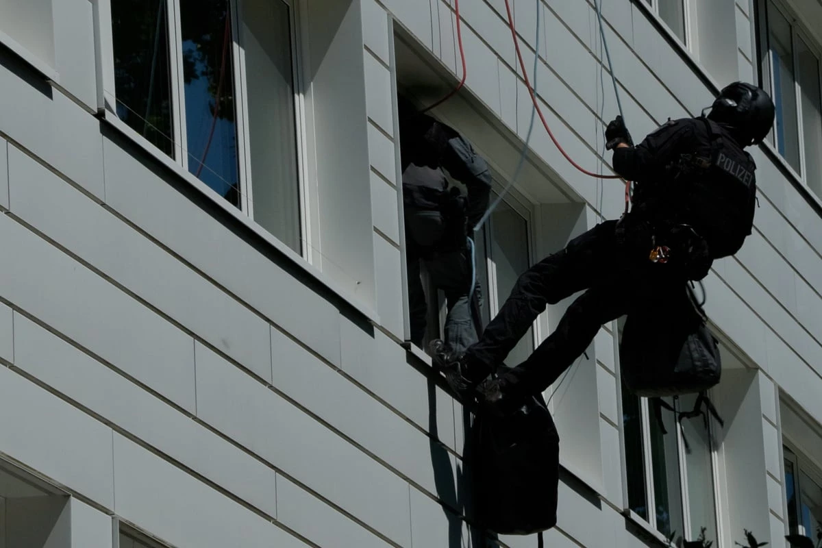 Mann verteilt Benzin in Wohnung: Spezialeinheit stürmt durchs Fenster