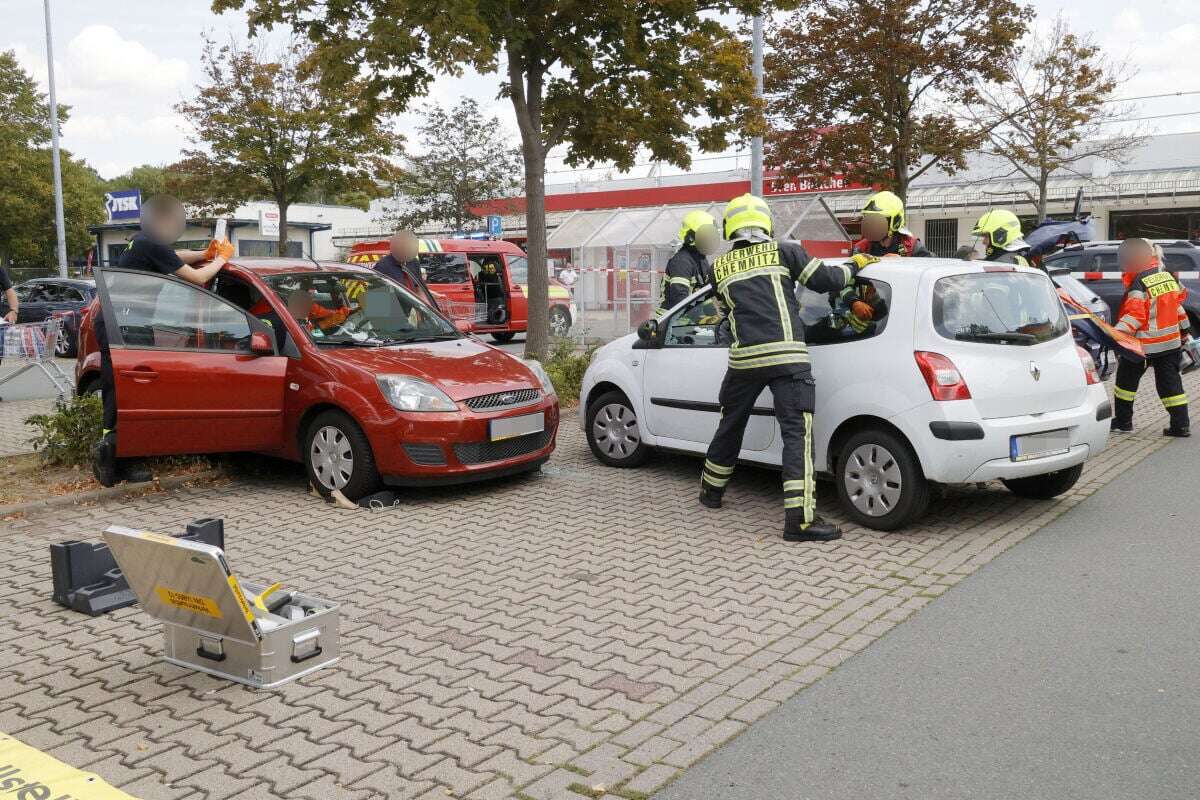 Crash auf Parkplatz in Chemnitz: Ford knallt gegen Renault