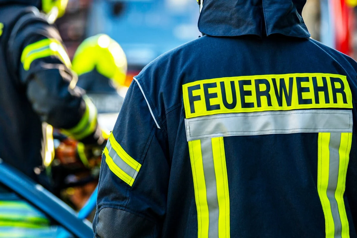 Großbrand vor den Toren Hamburgs: Feuerwahr warnt Bevölkerung