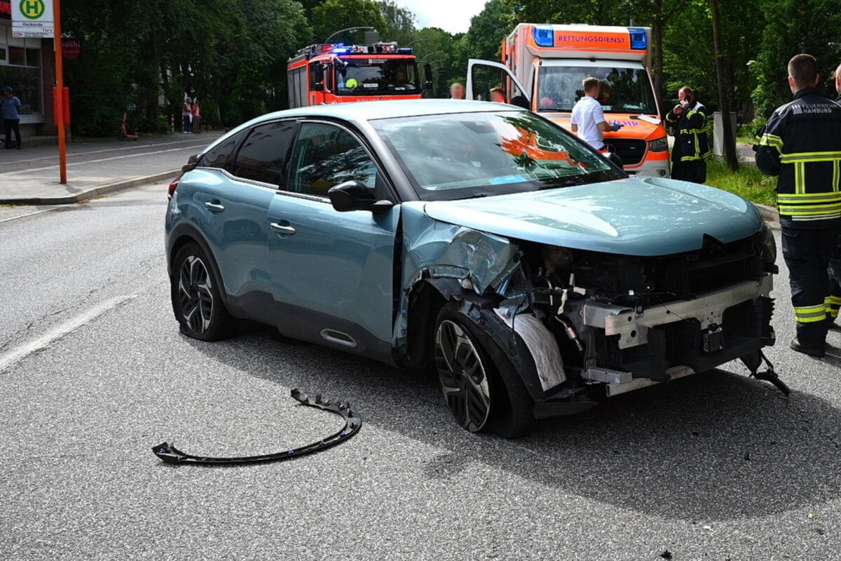 Citroën kracht gegen Straßenlaterne: Kind sitzt mit im Wagen